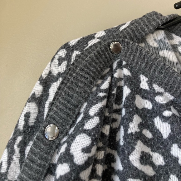 Vince Camuto Grey & White Leopard Print Button Detail Long Sleeve Top XS - Picture 3 of 7